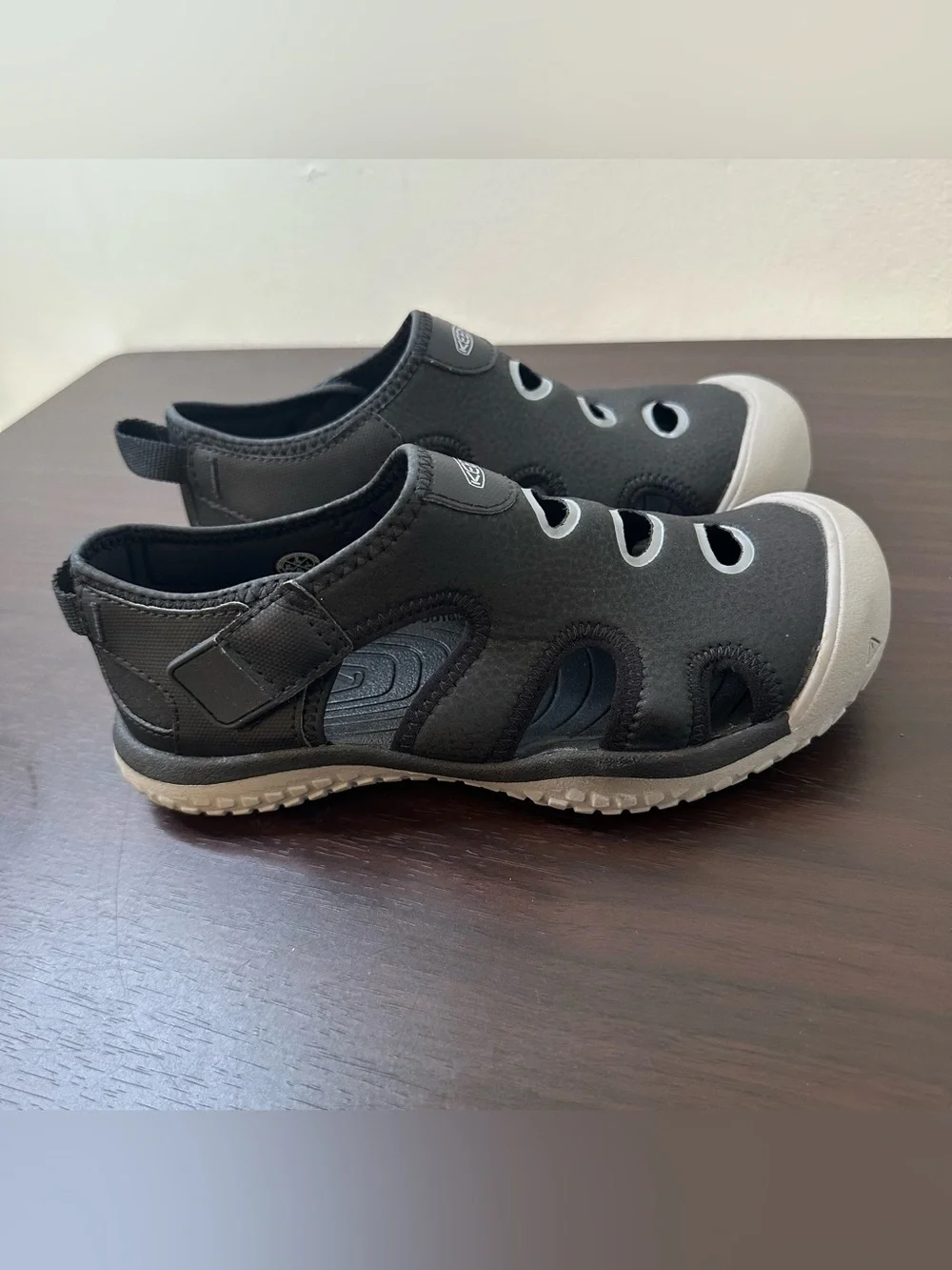 KEEN Stingray Slip-On Sandals Black Gray Hook & Loop Size 2 Unisex Kids New